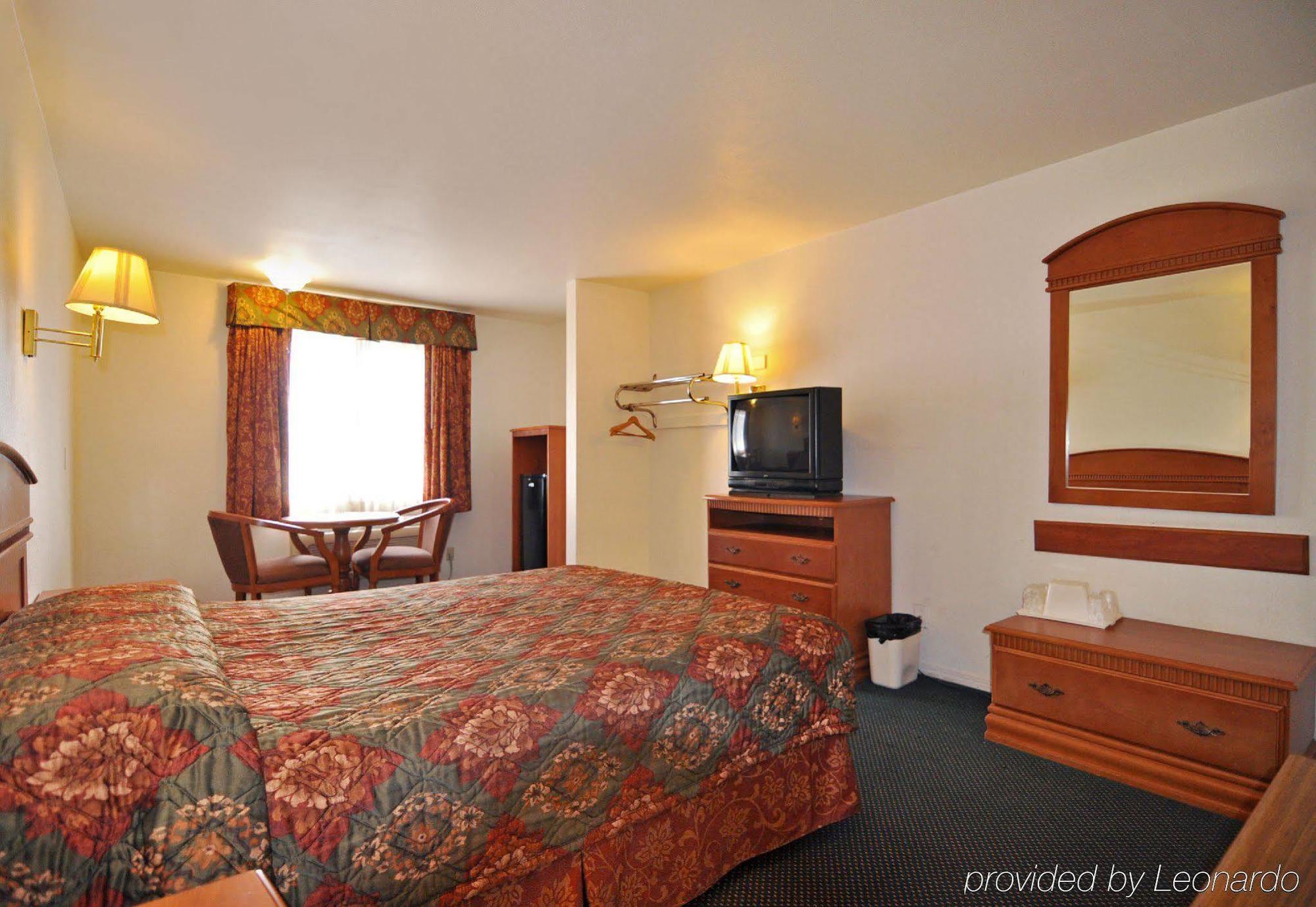 Tustin In Hotel 2*