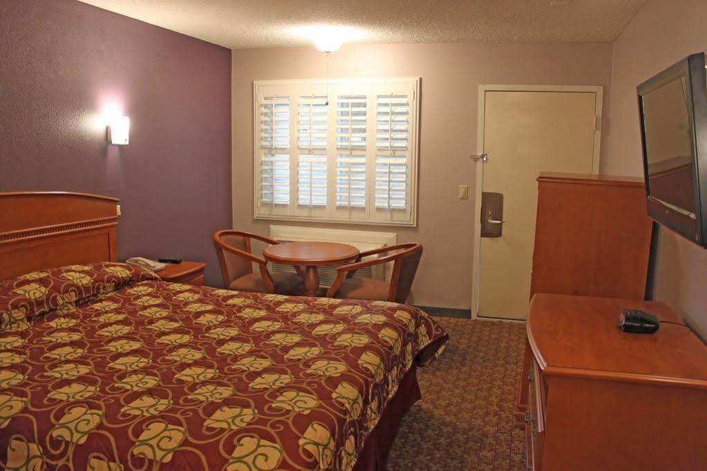 Tustin In Hotel 2*