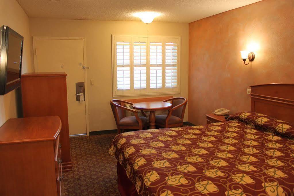 Tustin In Hotel Orange